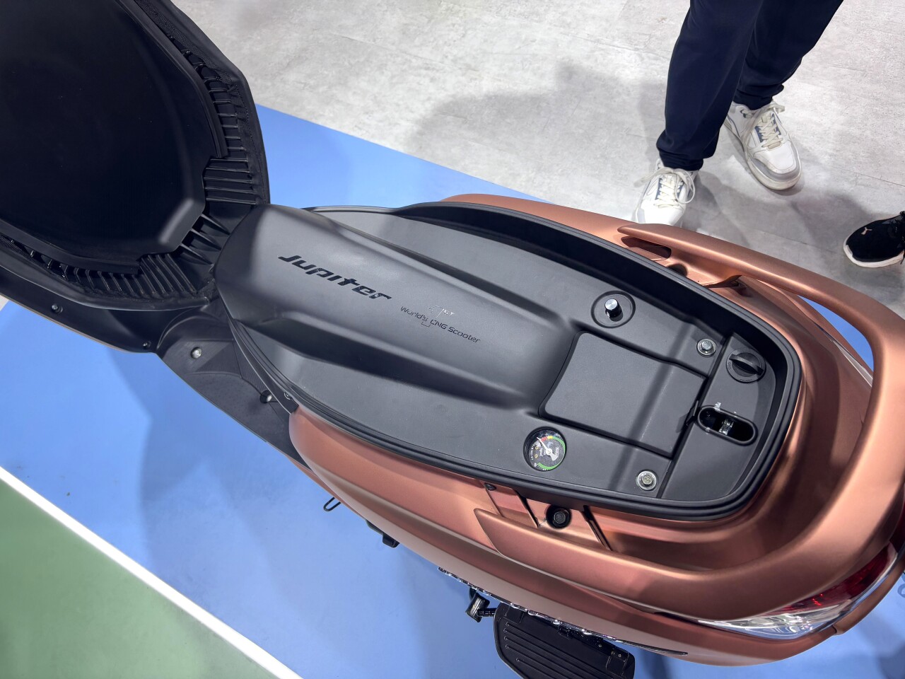 The CNG tank is located beneath the seat where you’d generally find storage space on most petrol scoots