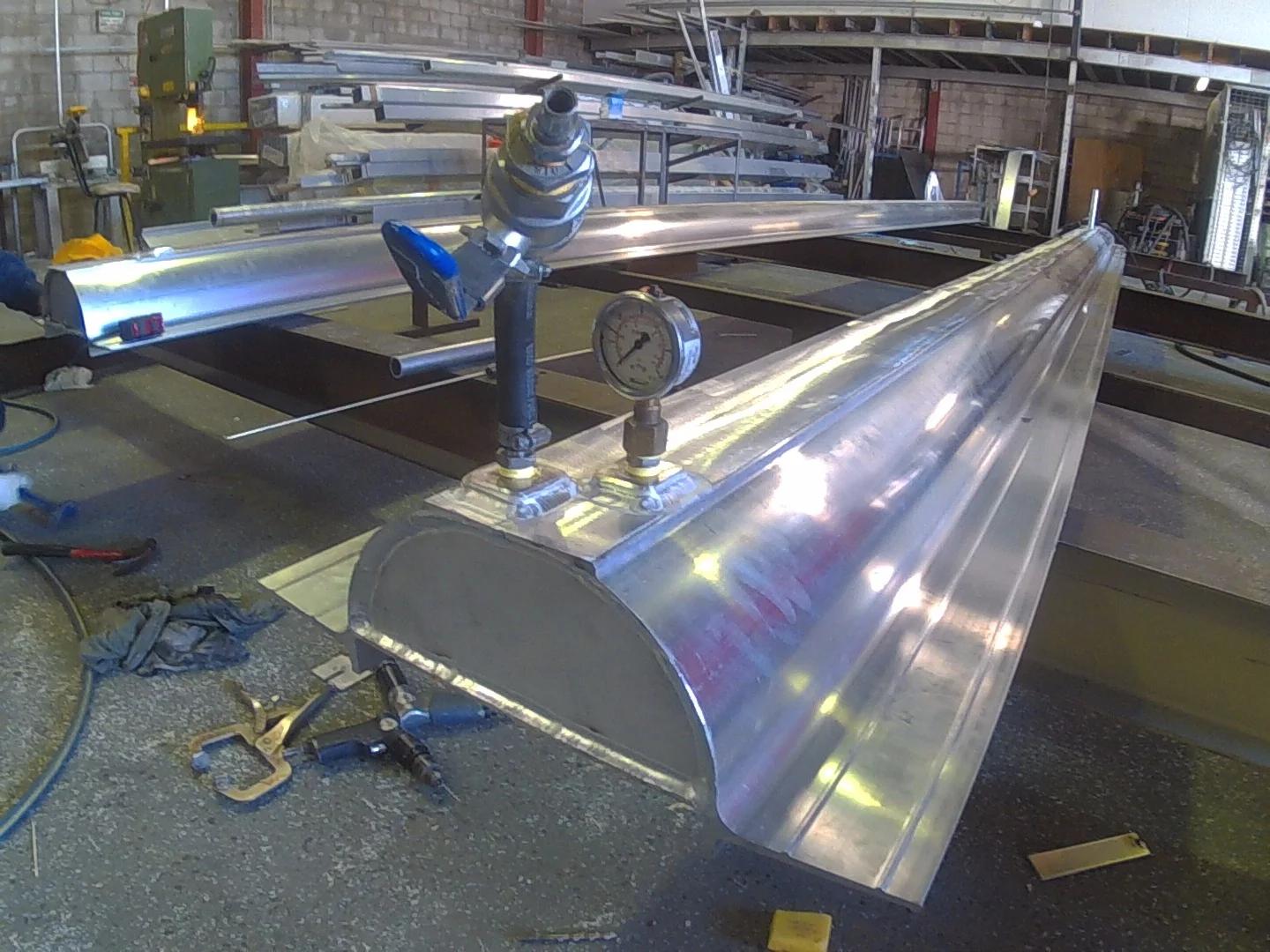 Pressure testing the extruded skis prior to welding them to the vessel – the skis can be used to house the fuel load and hold more than 150 liters (40 US gal) each