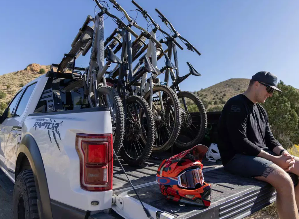 Store up to five bicycles or two motorbikes in the pickup box without losing the tailgate