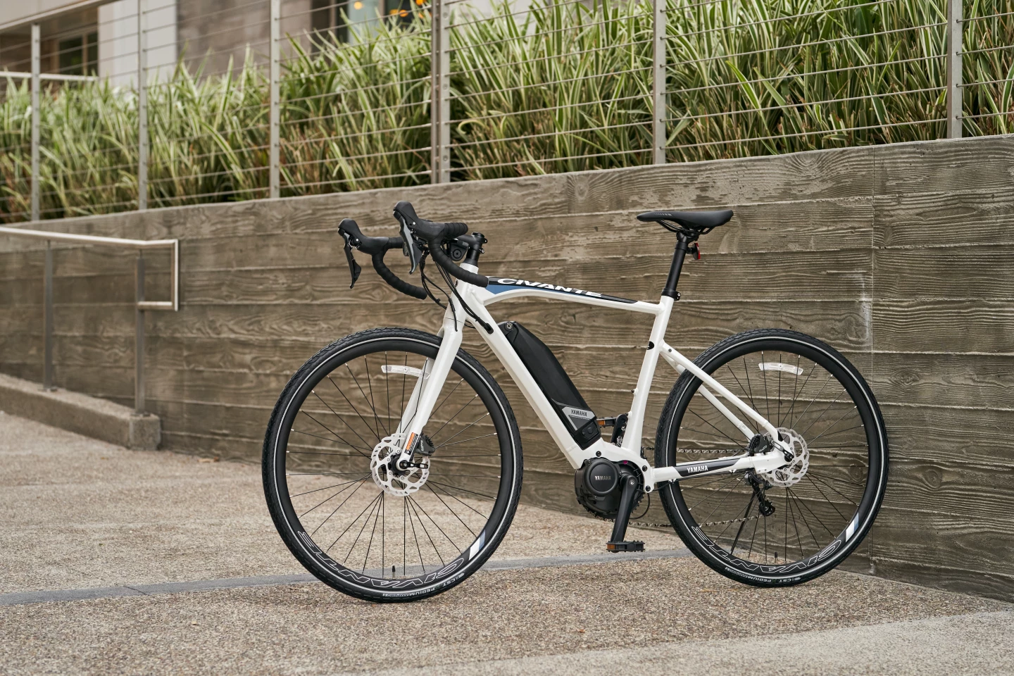 The Civante rides on mid-depth aero wheels