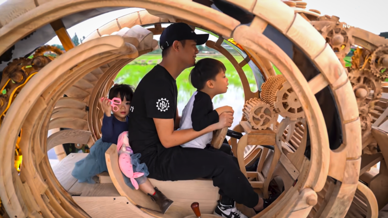 Sim, o pai fez um carro de madeira para a máquina do tempo, mas olha para estas tesouras!