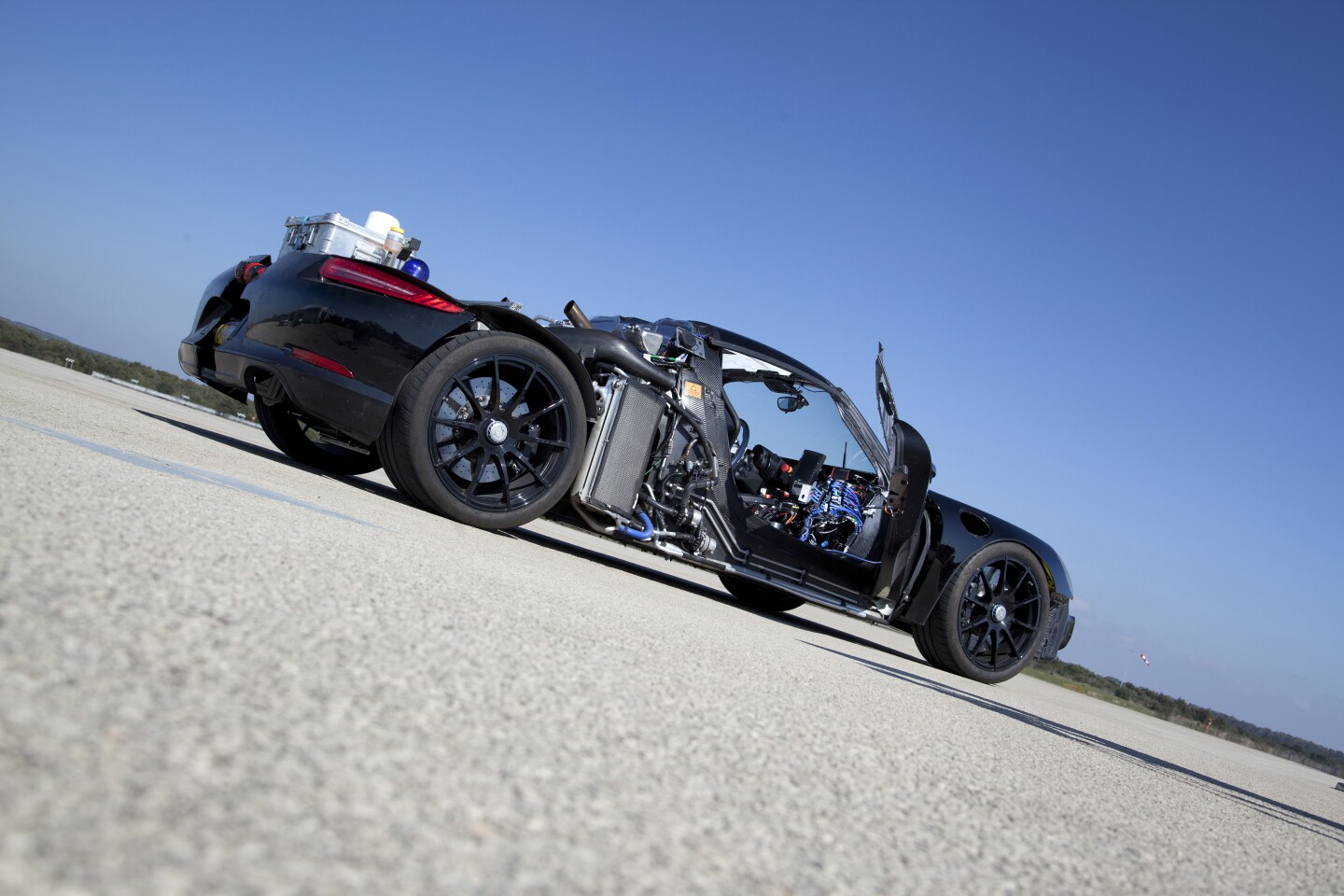 As a technology showcase, the 918 Spyder breaks further new ground with spectacular solutions such as the full carbon fibre reinforced plastic (CFRP) monocoque with unit carrier, fully adaptive aerodynamics, adaptive rear axle steering and the upward-venting ‘top pipes’ exhaust system.