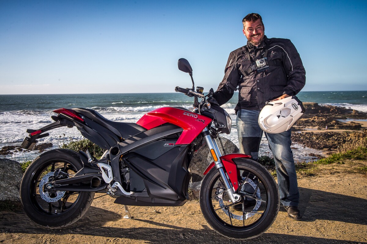 Loz with the 2015 Zero SR at Pescadero beach, California (Photo: Andrew Wheeler/AutoMotoPhoto.com)