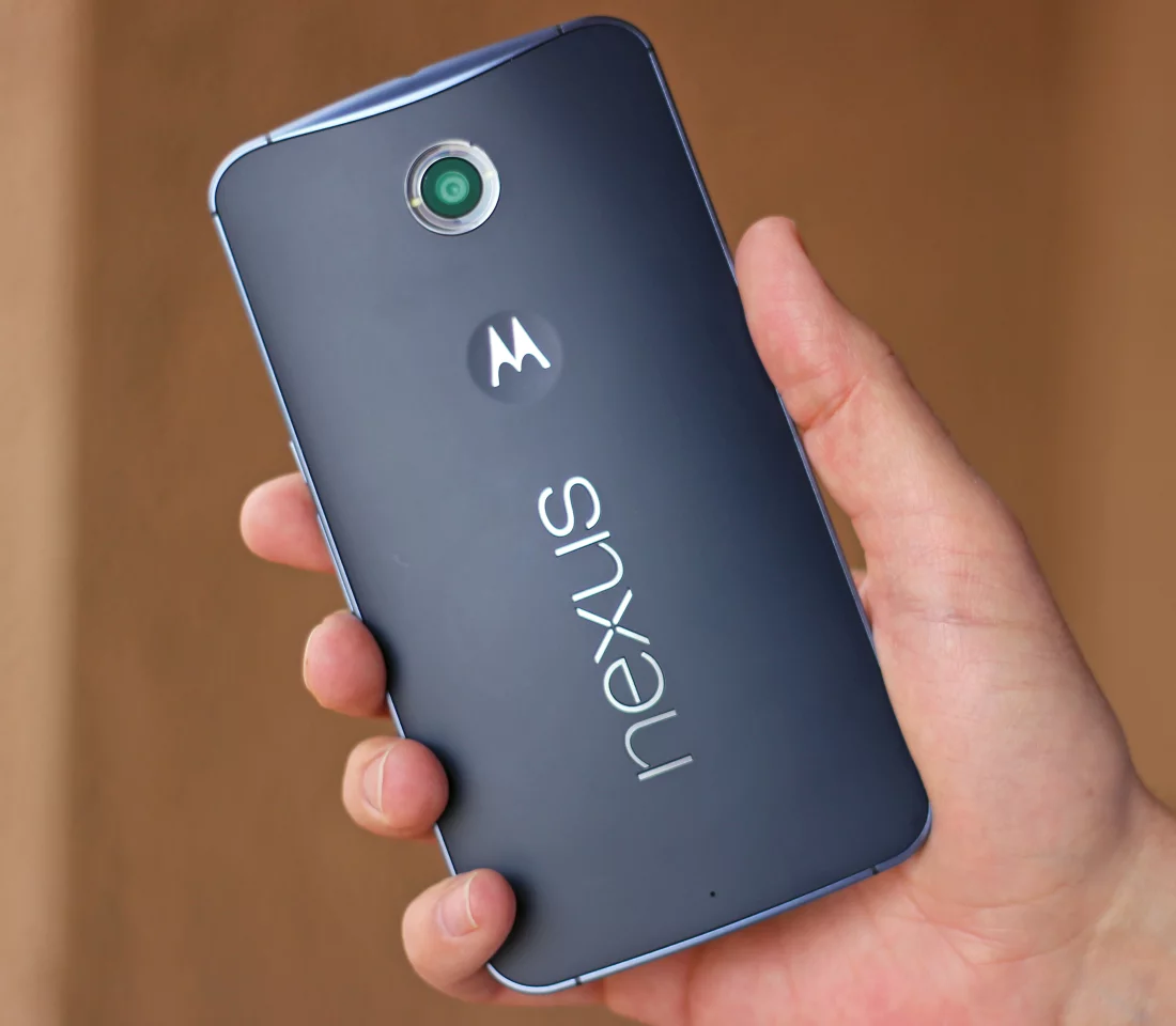 The Nexus 6 weighs 184 g (6.5 oz) – not a bad weight for its size (Photo: Will Shanklin/Gizmag.com)