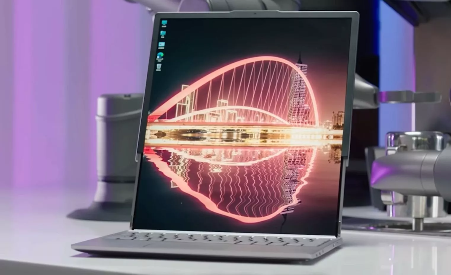 Once rolled out fully, users are treated to a double-height screen that could be useful for multitasking or split-view working without needing to cable up an external monitor