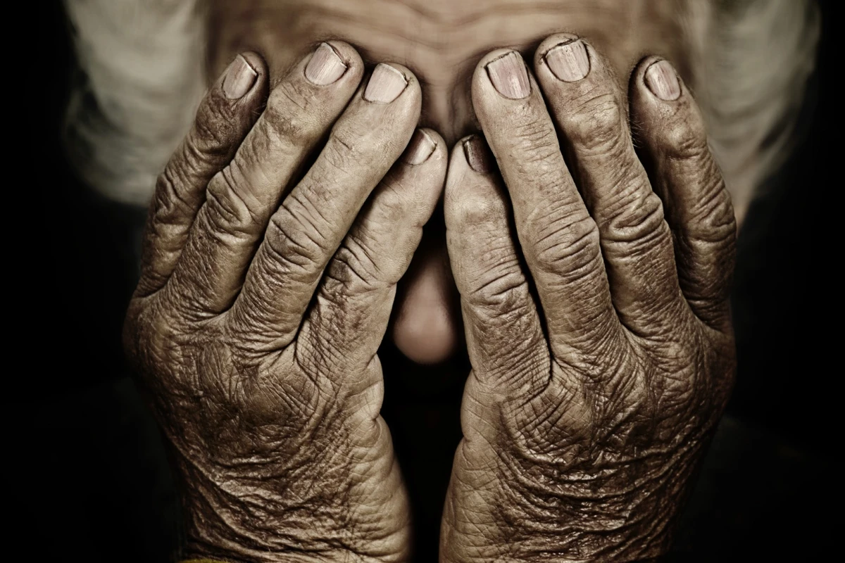 A new study provides the first evidence that restoring mitochondrial DNA can reverse age-associated symptoms such as skin wrinkles and hair loss