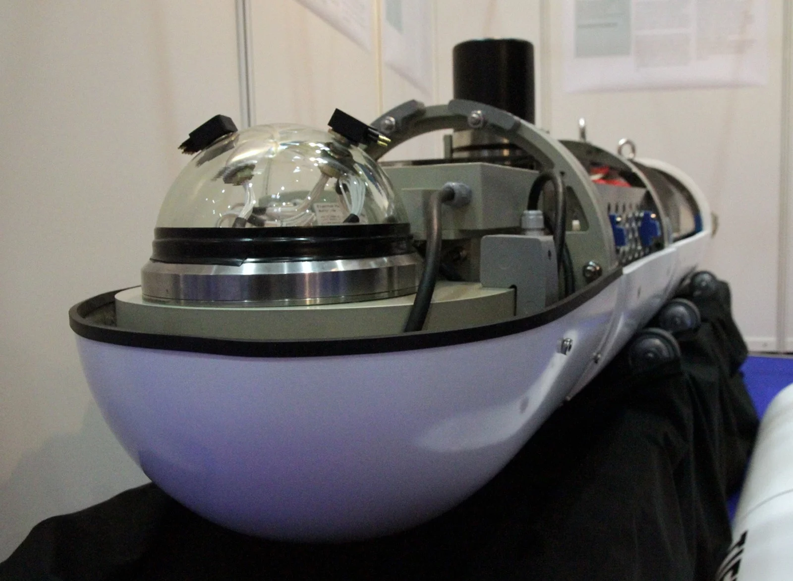 The prototype of the next-generation AUV (Photo: Fraunhofer)