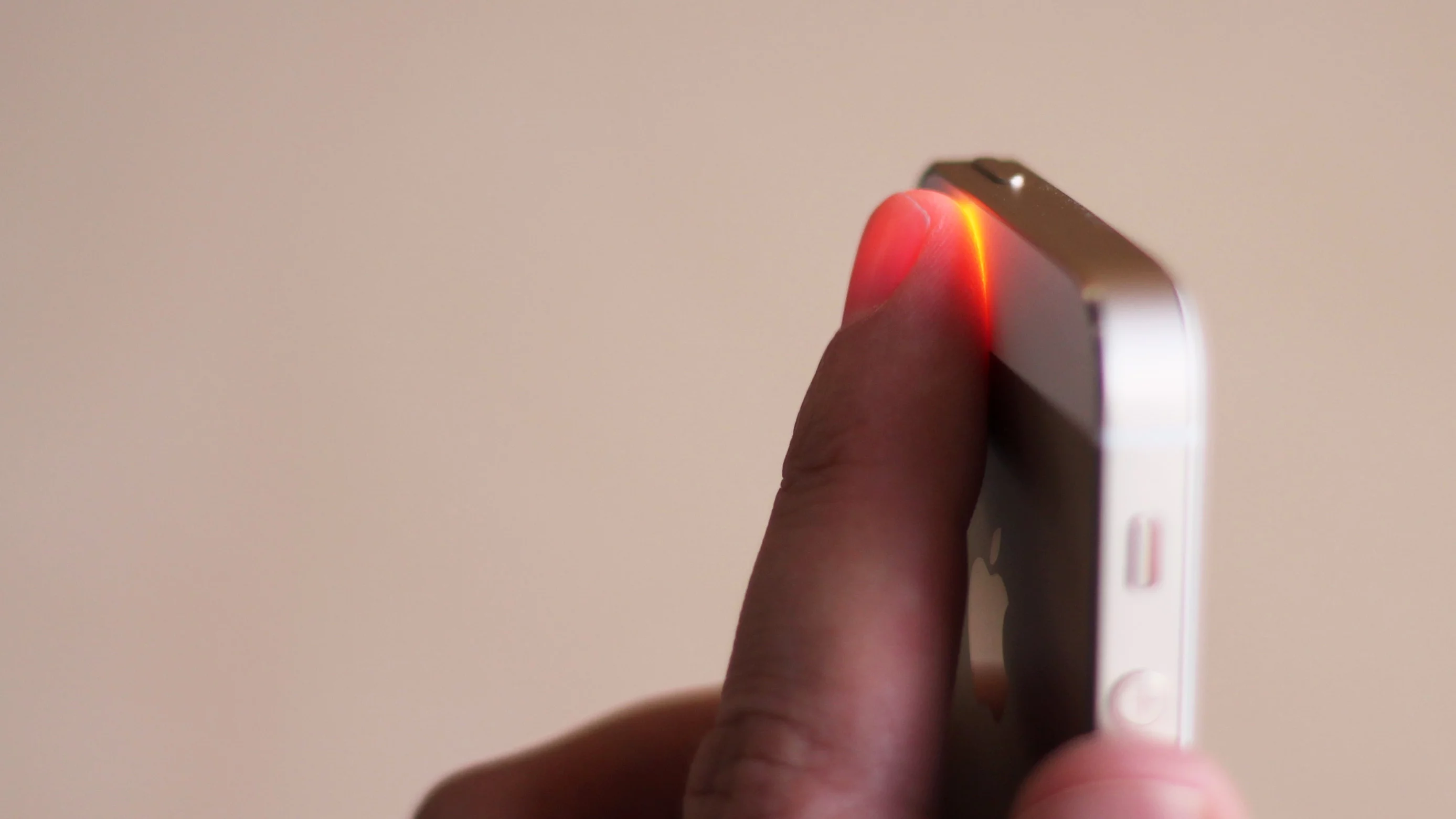 The iPhone doesn't have a dedicated heart rate monitor, but there are apps that use its flash to read your pulse