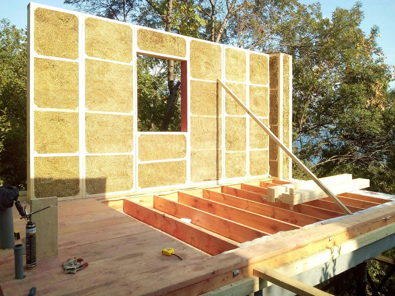 S22 features prefabricated straw panels. These consist of straw bales pressed into a wooden frame