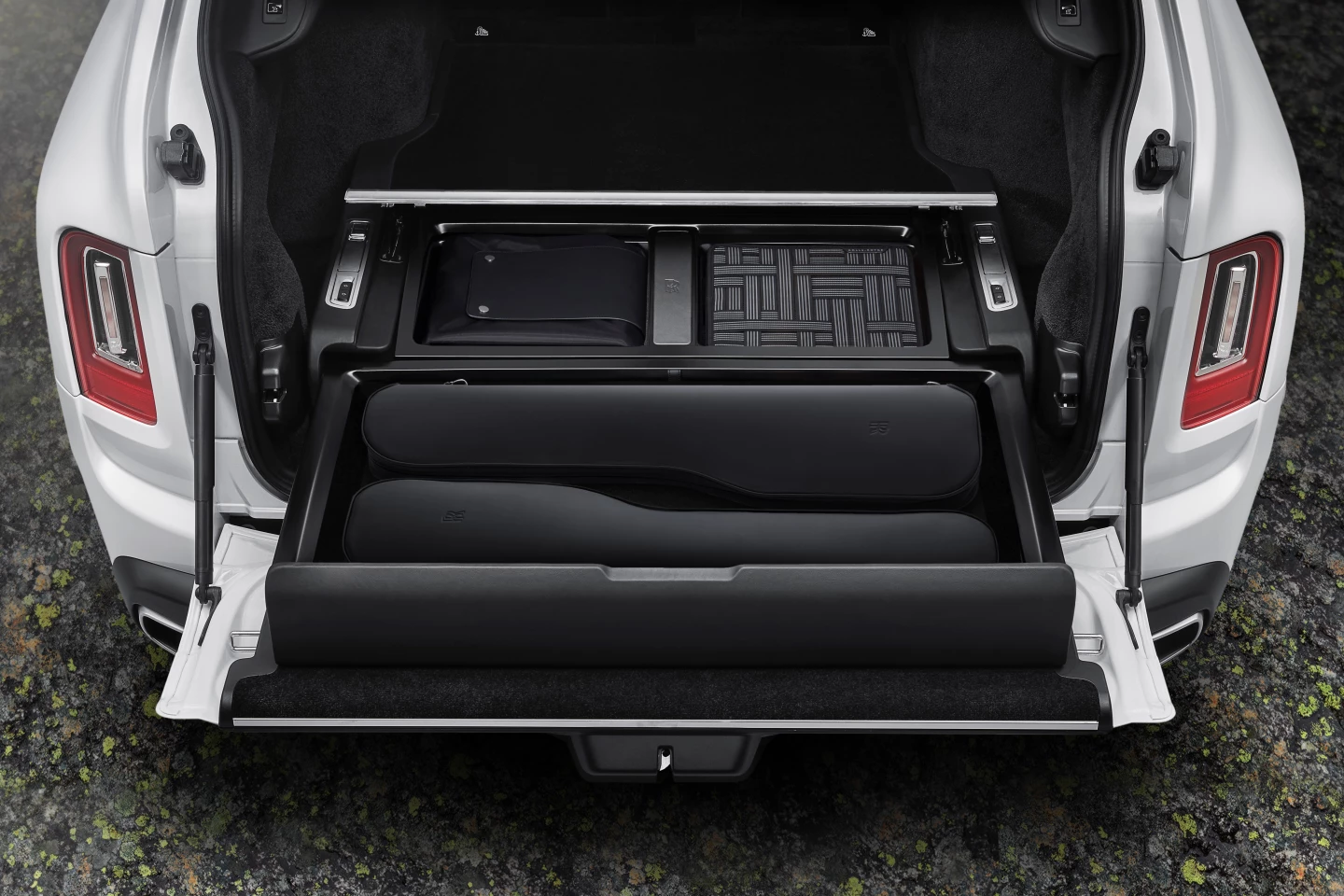 Buy the Pursuit Seat as a single or a pair and fit it neatly in the Cullinan Recreation Module
