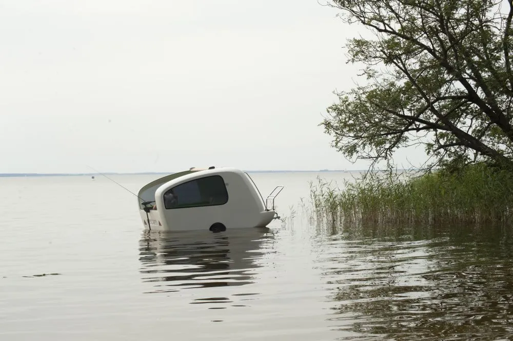 Sealander is powered via a low emission 5hp electric motor which doubles as a source of energy for on-board devices