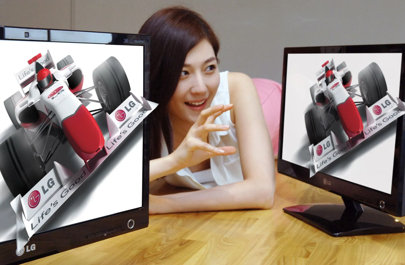 LG presents glasses-free 3D display LG DX2000 utilizing webcam-based eye-tracking technology