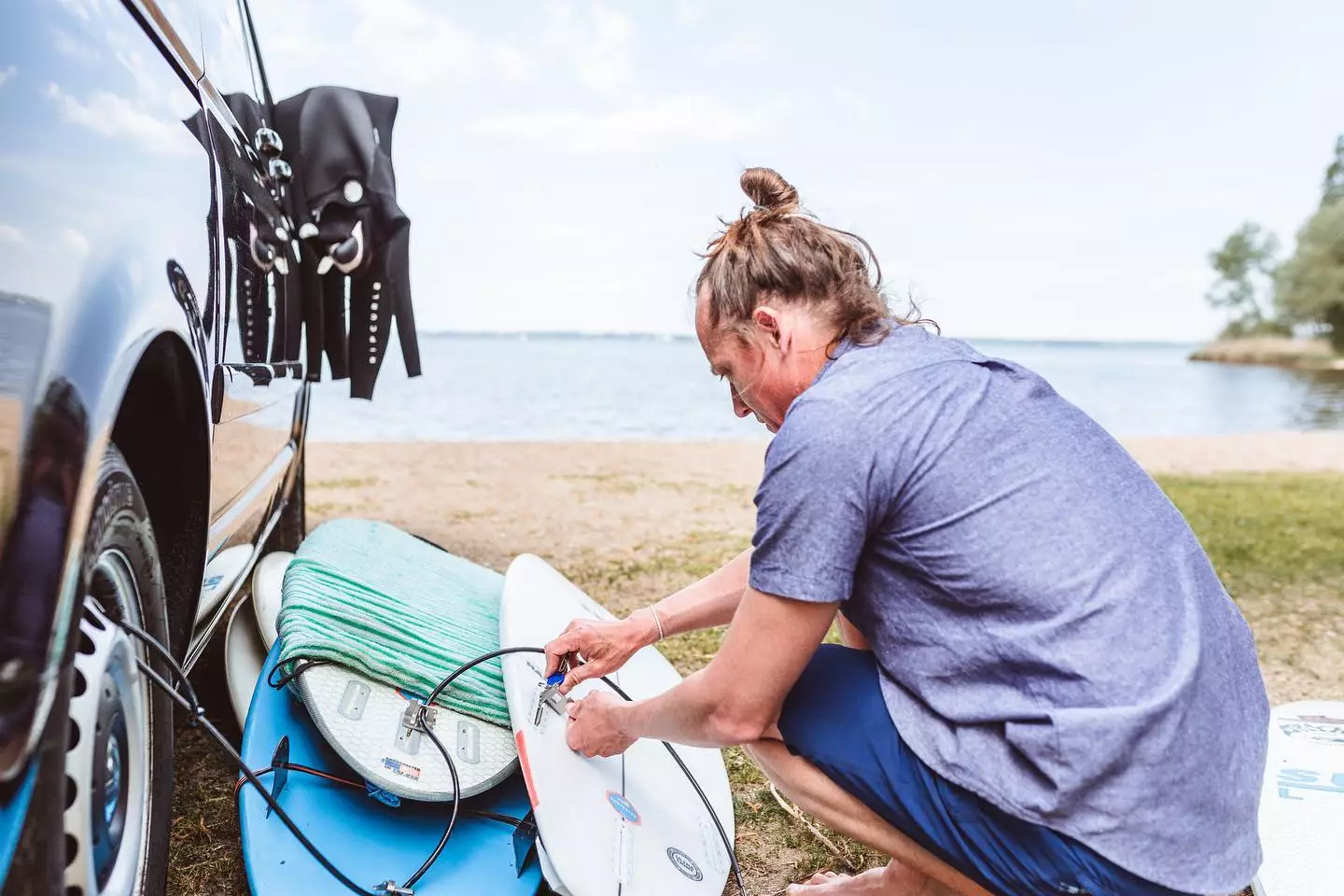 One cable can be used to lock multiple surfinlock-equipped boards together