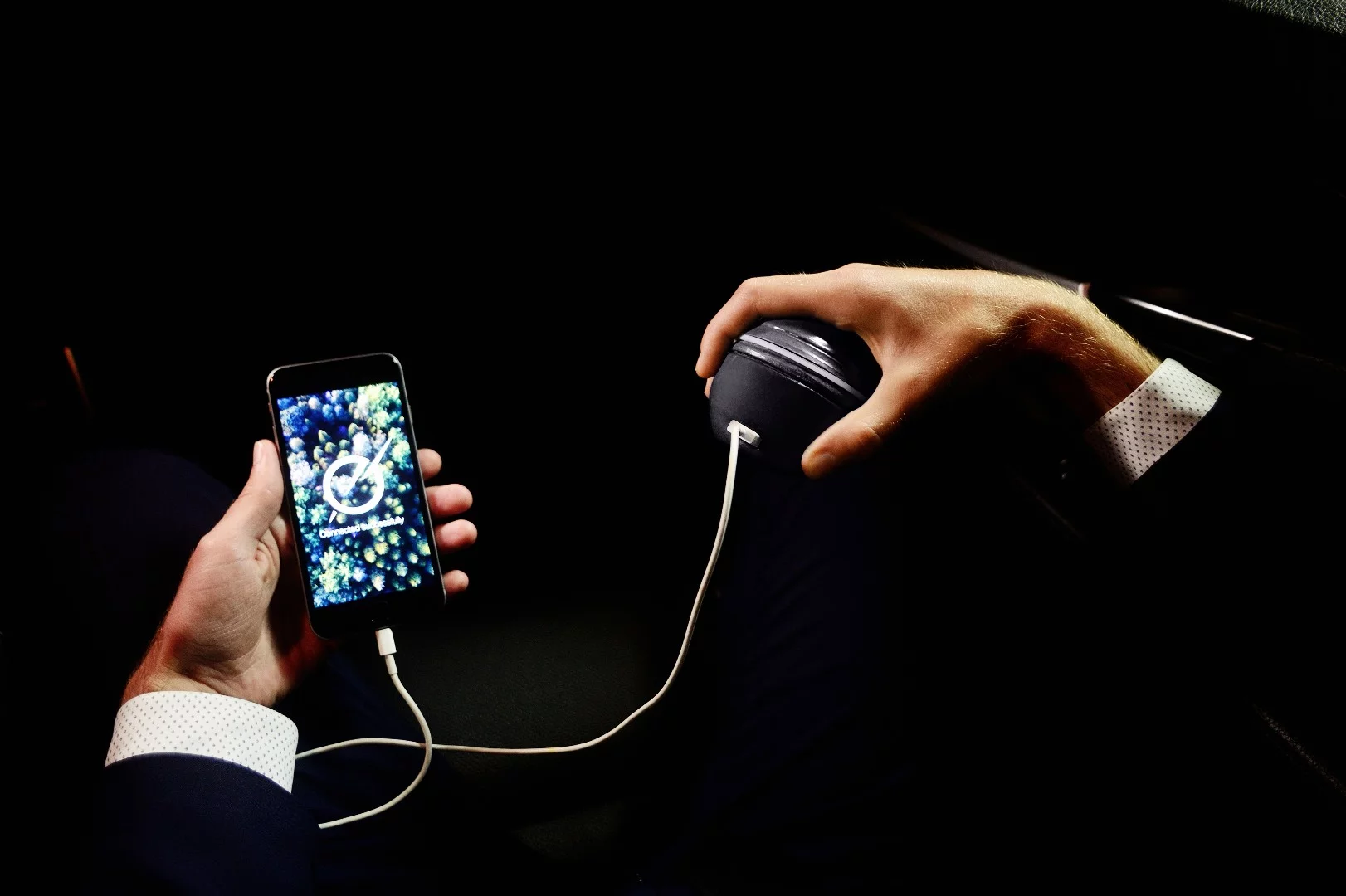 Shaped like a medium-sized apple, HandEnergy packs a magnetic rotor, a stator, a 1,000 mAh capacity battery, and a USB output port