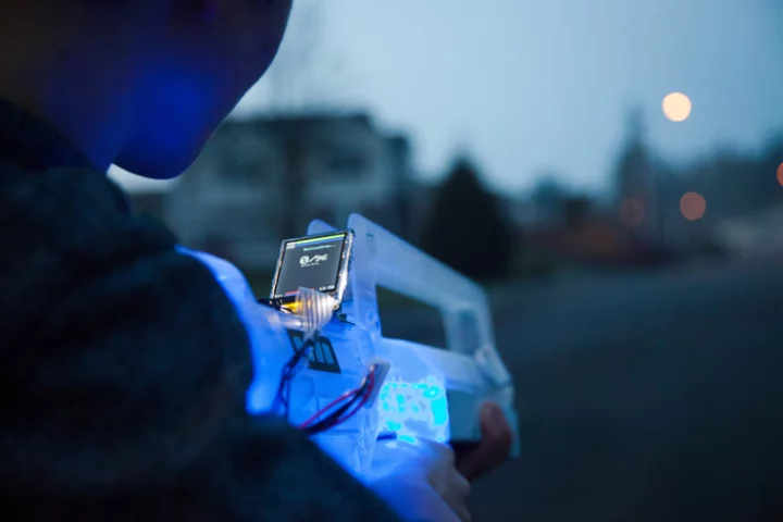 Central to the Skirmos system, and one of several factors designed to set it apart from other laser tag systems, is the color LCD screen mounted on the gun
