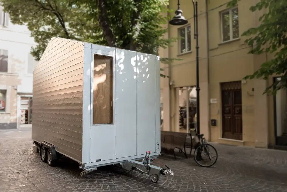 aVoid is based on a double-axle trailer and comprises a wooden frame