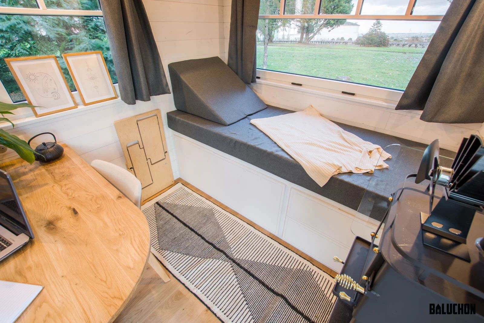 L'atelier de Saint-Joseph features a bed area for visitors that includes integrated storage space