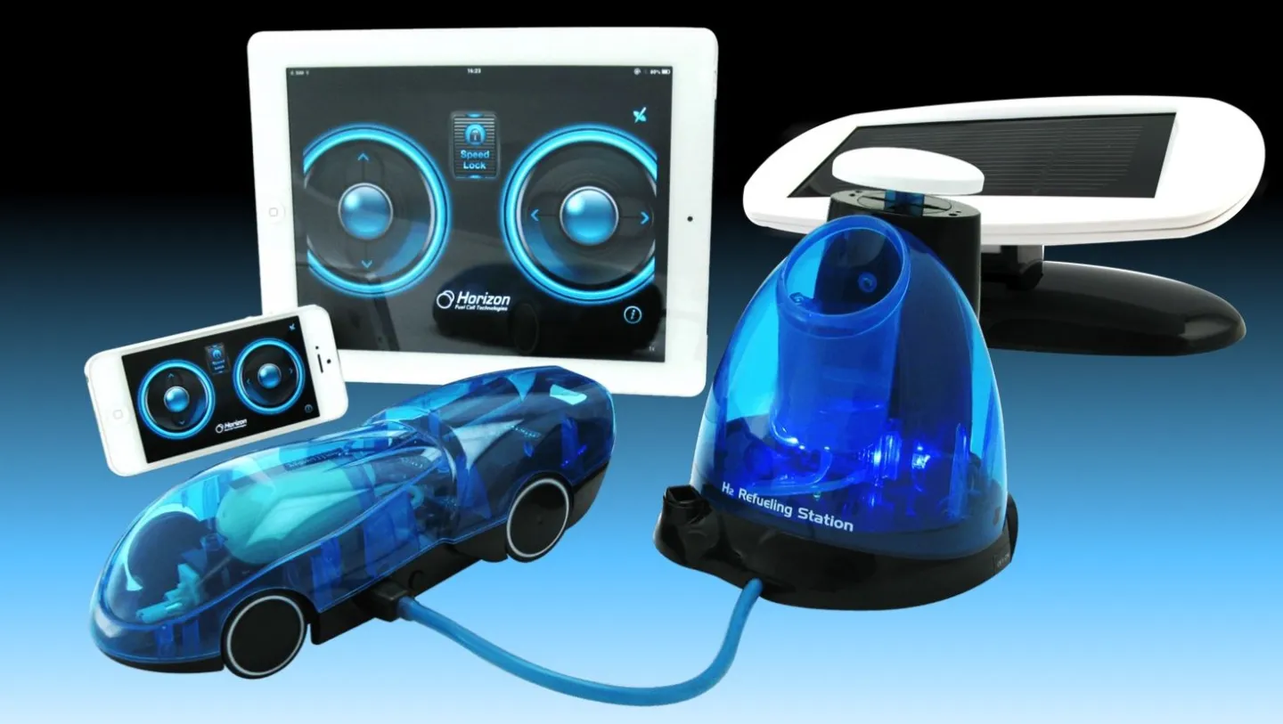 The i-H2GO comes with a photovoltaic panel and a refueling station (users supply their own mobile devices)