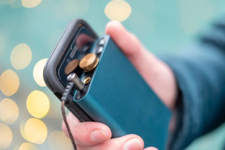 The hip-dac is designed to side-line the often inferior audio circuitry found in smartphones, tablets and computers