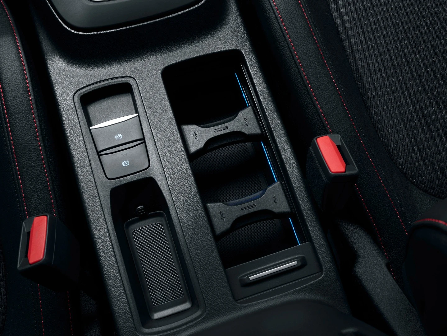 Ford Focus ST-Line: adjustable drink holders behind the inductive phone charging pad