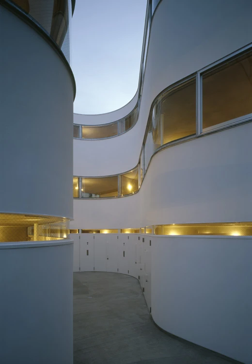 Because the exterior facade walls are not load-bearing, the architects were free to maximize its thermal properties, and include continuous strips of glazing running the entire length of the building