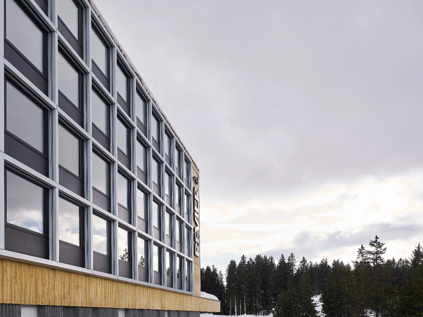 While the Revier Mountain Lodge is largely a wooden prefab structure, it does feature a metal facade on the lake-facing side