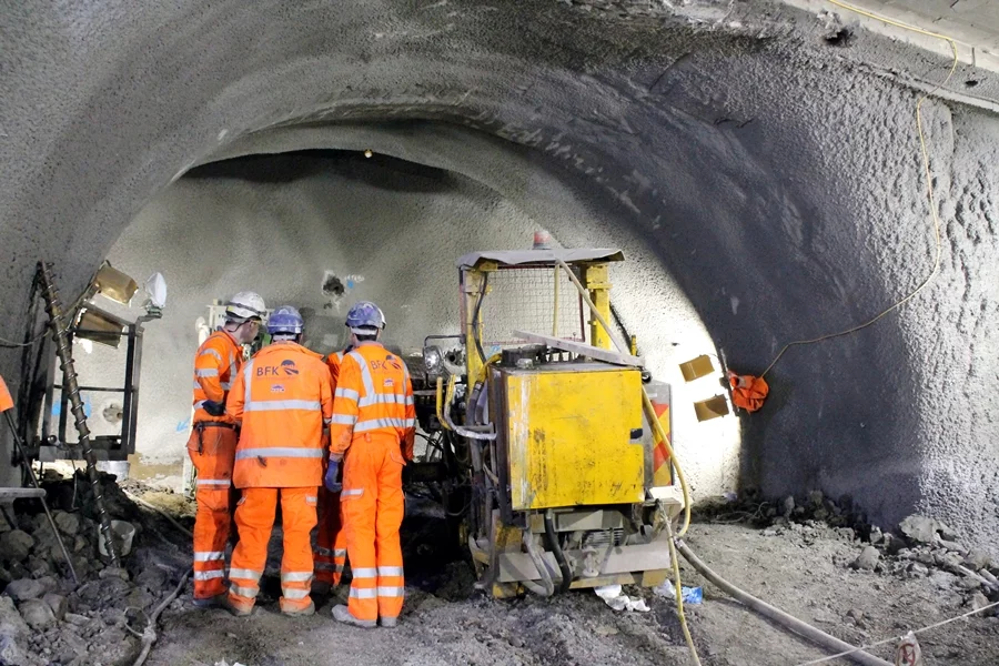 A team works at the bottom of what will be Farringdon’s eastern ticket hall (Photo: Stu Robarts/Gizmag)