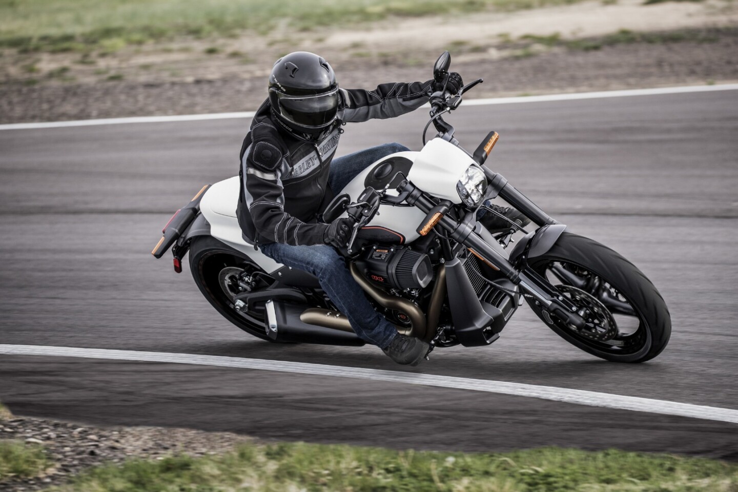 2019 Harley-Davidson FXDR 114: forward foot controls and drag bars will make this an aggressive ride