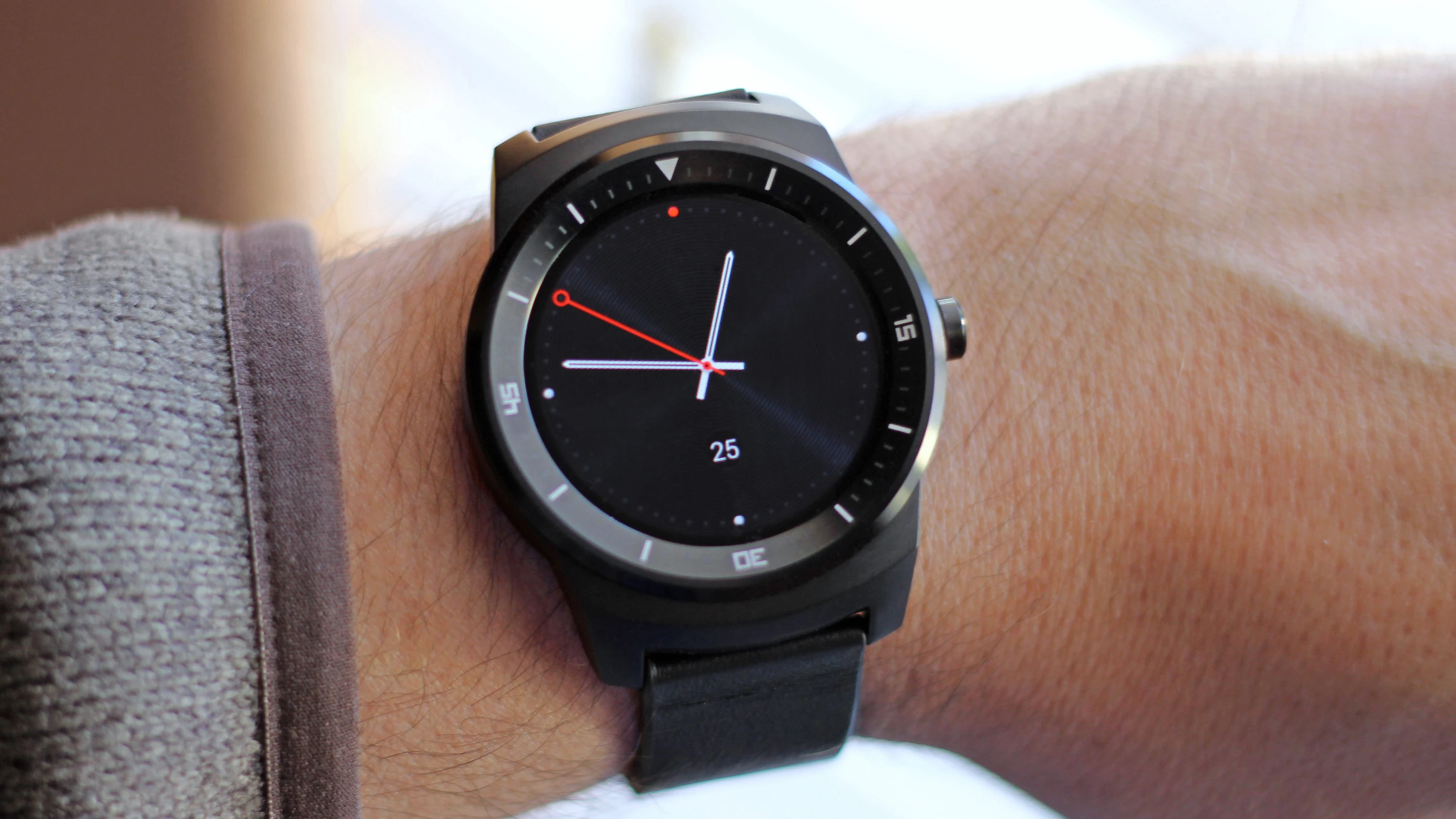 Gizmag reviews one of the three fashion-meets-function champions of 2014, the LG G Watch R (Photo: Will Shanklin/Gizmag.com)