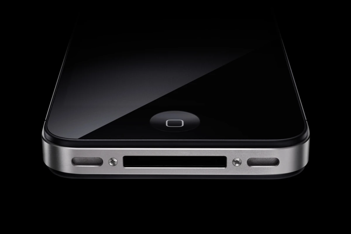 A recently-discovered 2009 patent application has many people accusing Apple of lying, when it stated that iPhones are not logging their users' locations