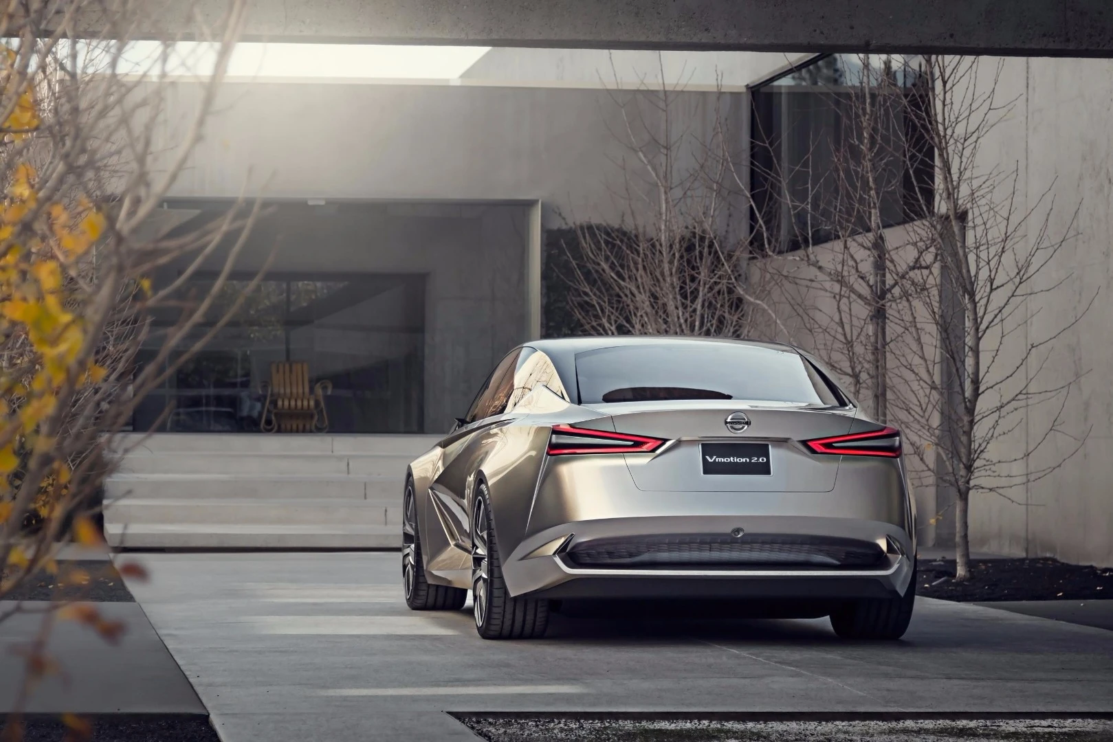 At the rear, a short, clipped deck below a fastback-styled rear window results in a thick rear profile for the Nissan Vmotion 2.0