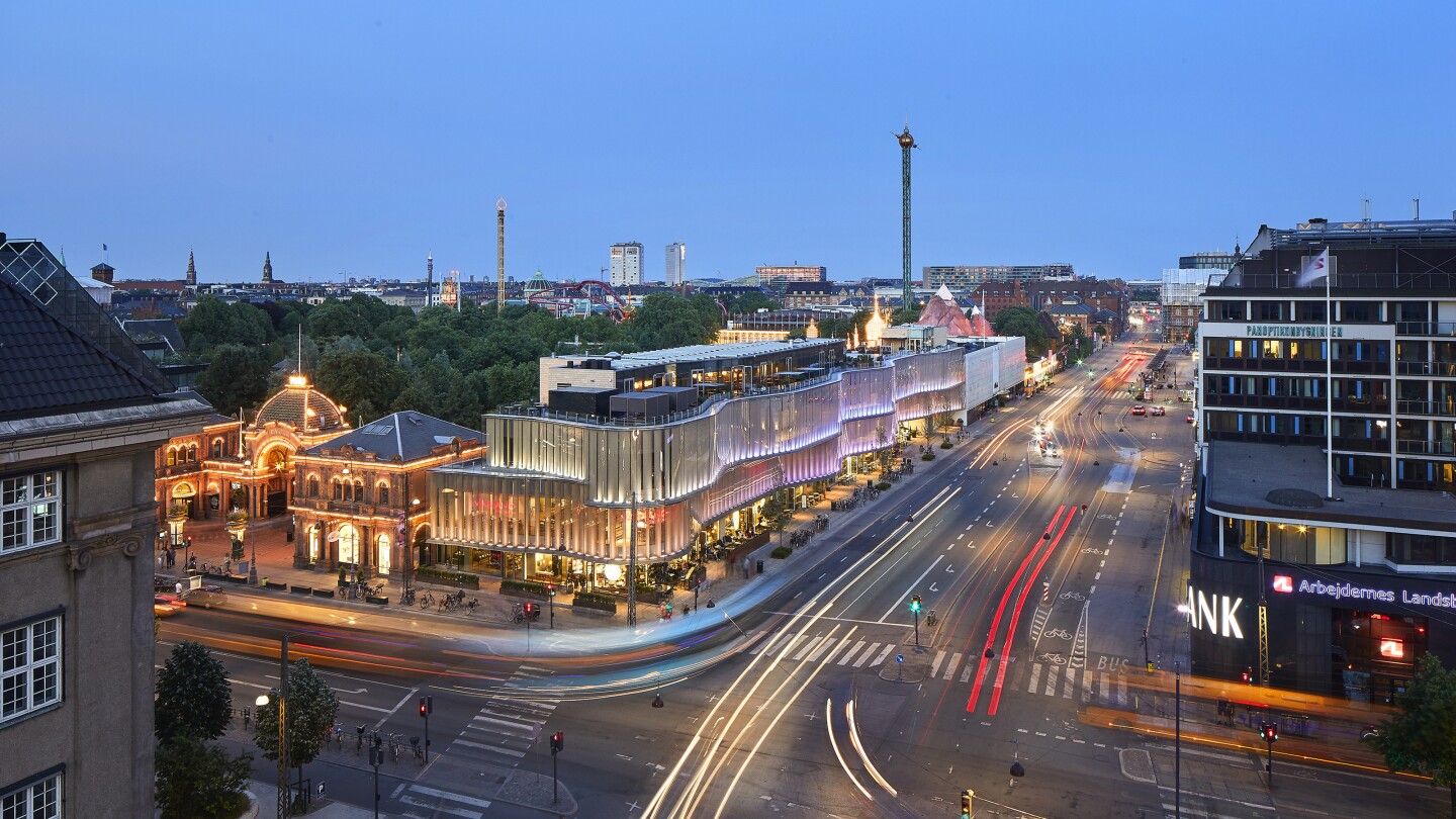 Tivoli Hjørnet contains a hotel, restaurants, and retail space, and its overall design is meant to echo the moat and fortifications that once surrounded Copenhagen