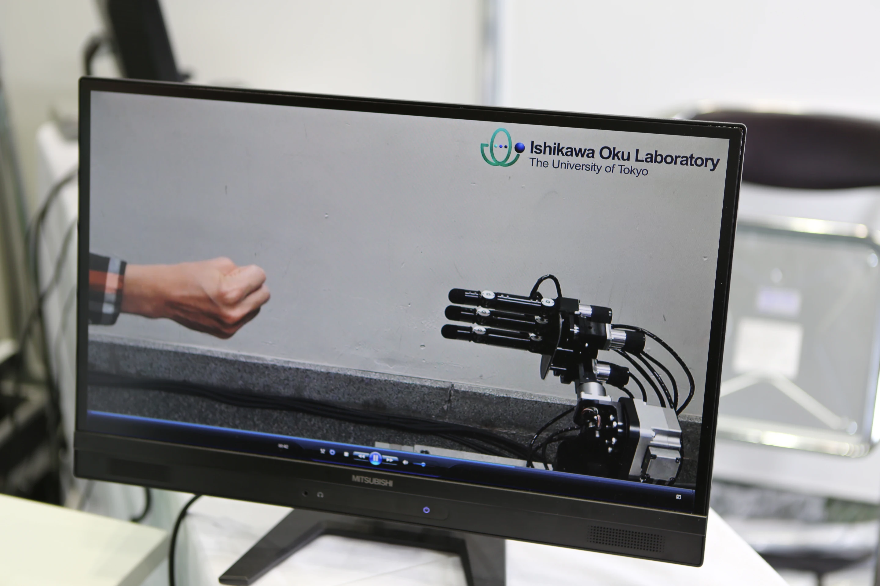 The robot sticks its fingers out flat for "paper", beating the human's "rock" (Photo: Mike Hanlon, Gizmag)