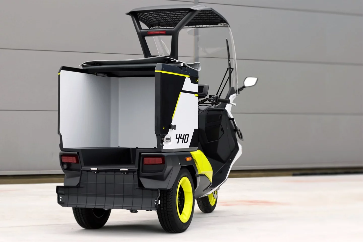 The Rapide 3 can carry a maximum payload of 200 kg (440 lb) or 440 liter (16 cu ft) capacity