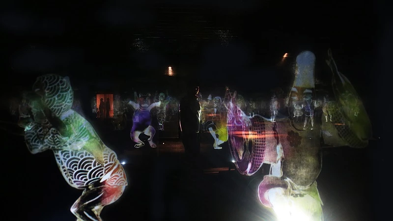 A visitor walks through the maze (Photo: TeamLab)
