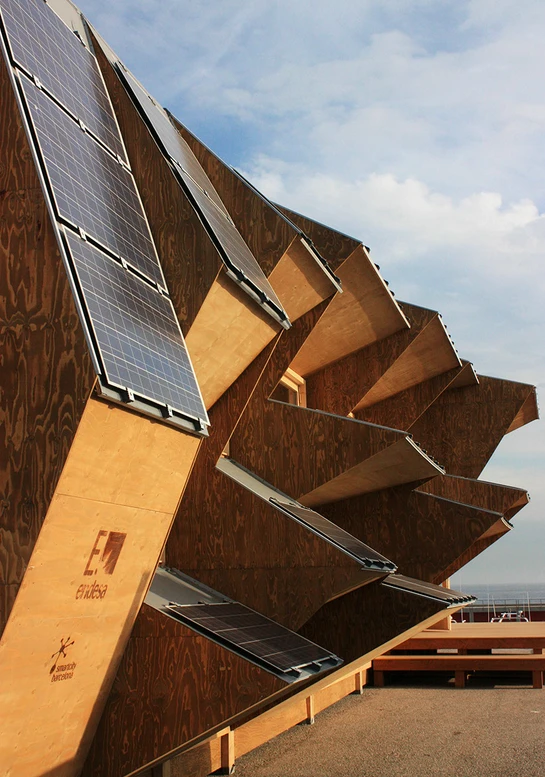 It's rare to see a building's form so adapted to maximizing renewable energy potential as is the case with the Endesa Pavilion, Solar House 2.0