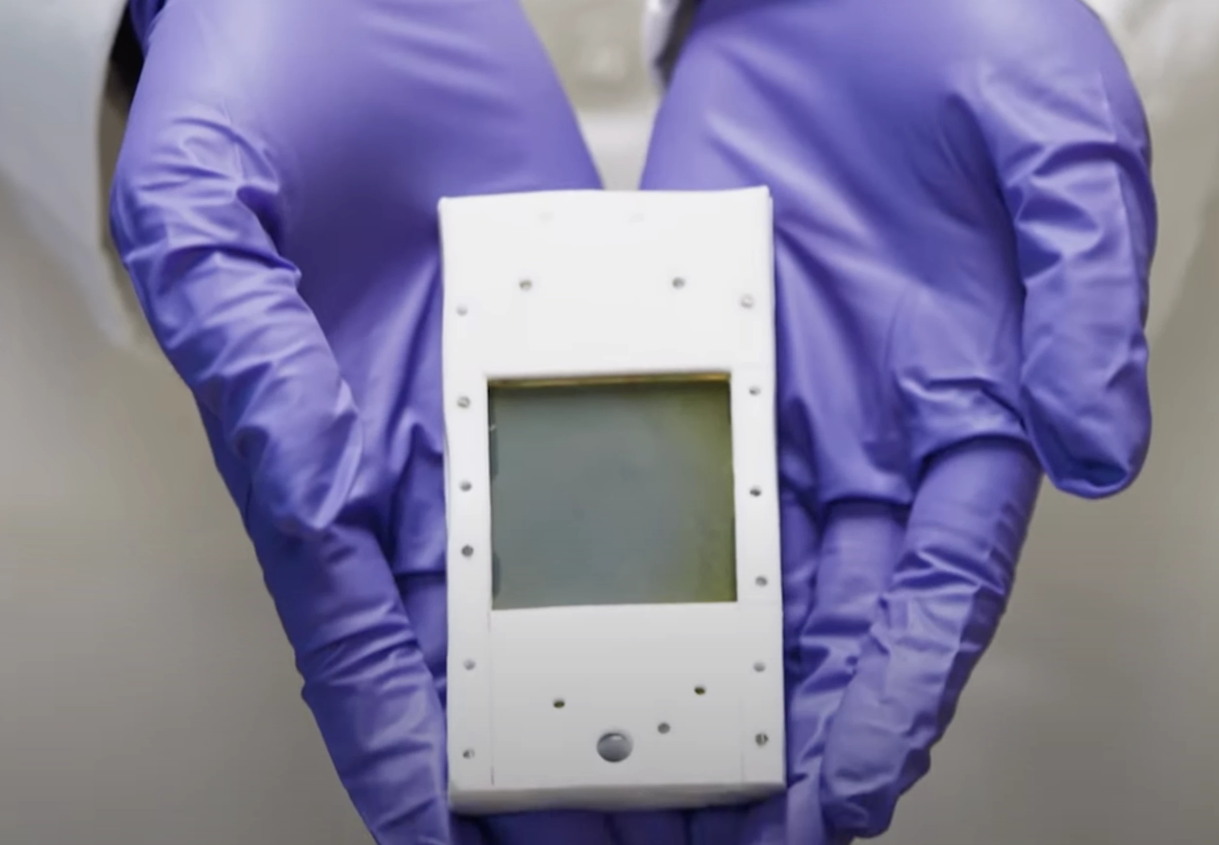 A new photocatalytic water splitting device promises cheap, direct conversion of sunlight and water into hydrogen