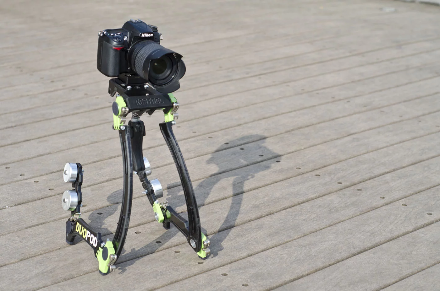 The Duopod project from designer Ben Millett functions as both a shoulder-mounted steadicam and a two-legged camera platform for those wanting to shoot high definition action videos on digital SLR cameras