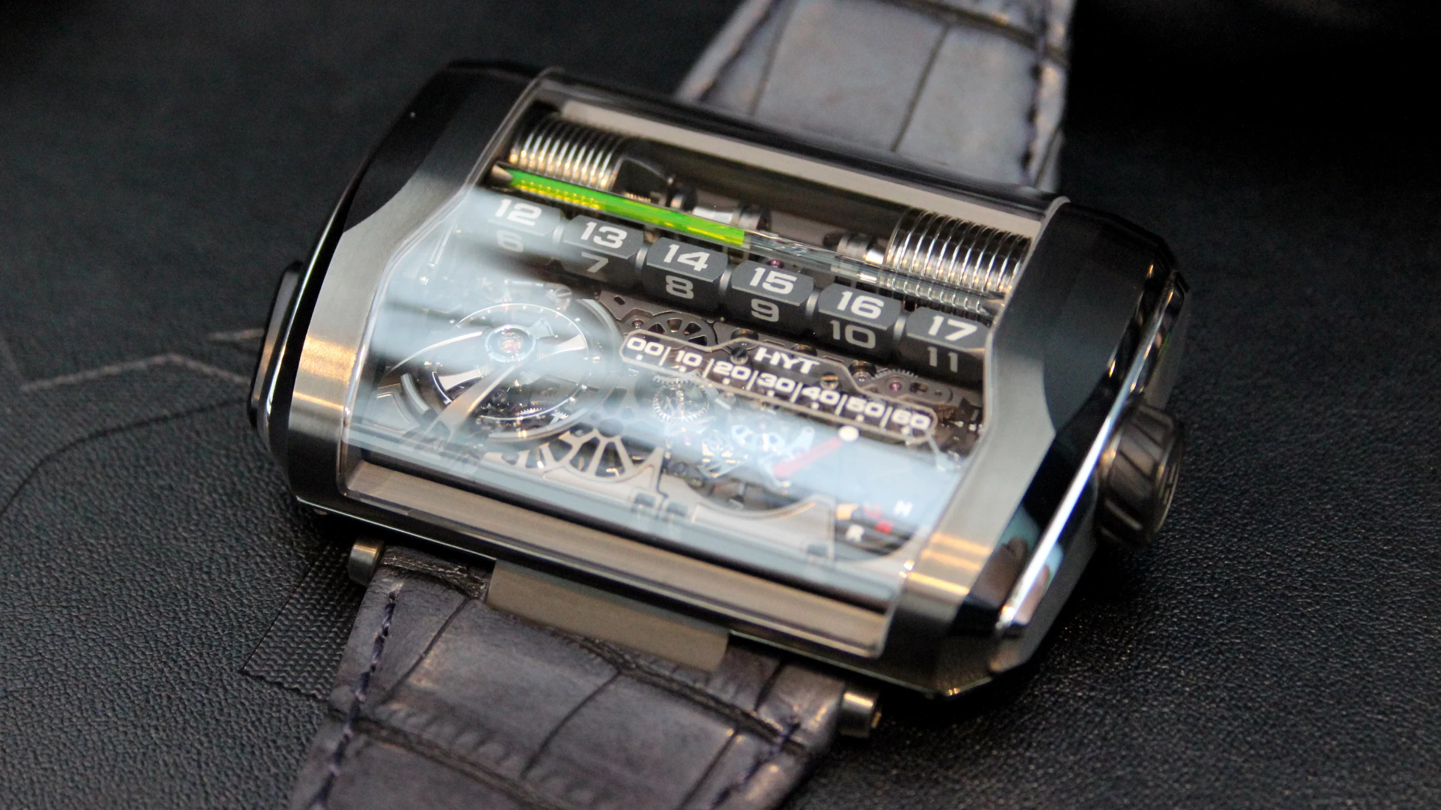 Positioned in the top section of the case, the left bellow pushes the water-based, colored liquid along the straight capillary (Photo: Chris Wood/Gizmag)