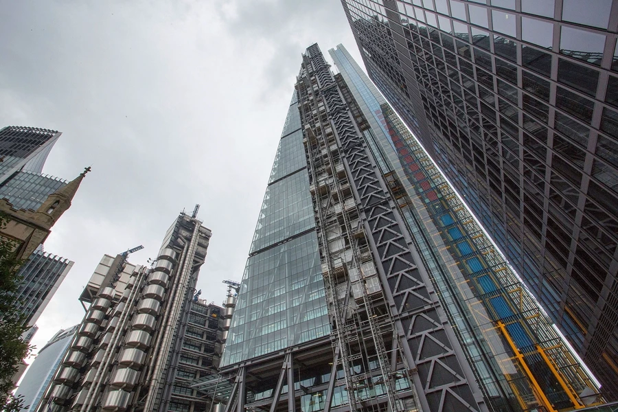 The Leadenhall Building required 24 m (79 ft) beams to be transported onto site, which is the longest load that can be transported into the City of London