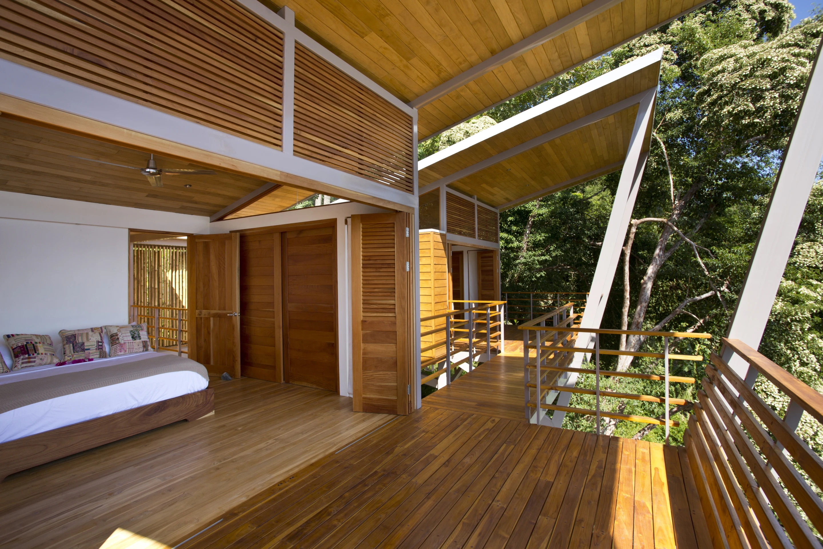Different areas of the house are accessible via wooden walkways (Photo: Benjamin Garcia Saxe Architecture)