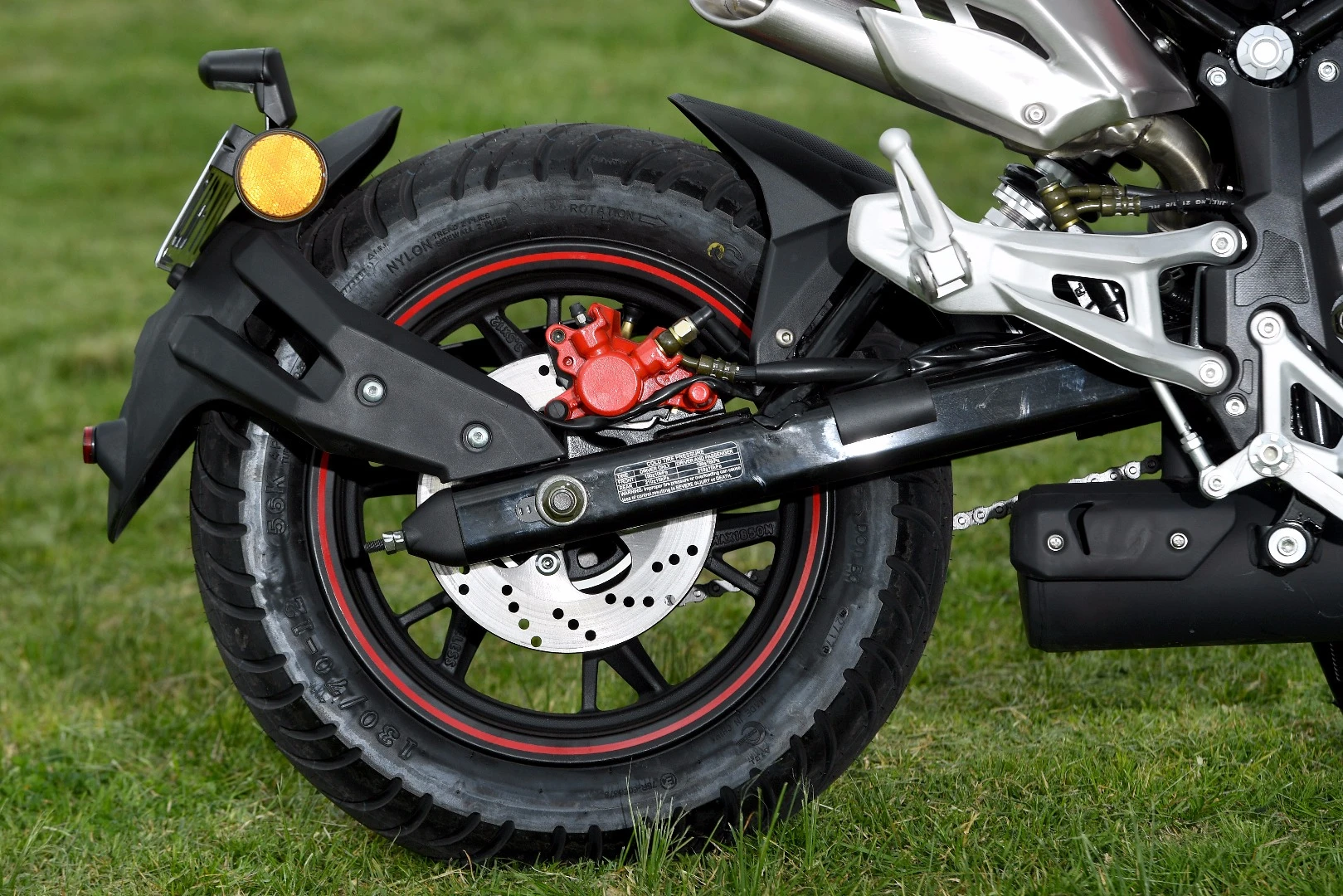 Benelli TnT125: swingarm-mounted license plate holder is a nice touch