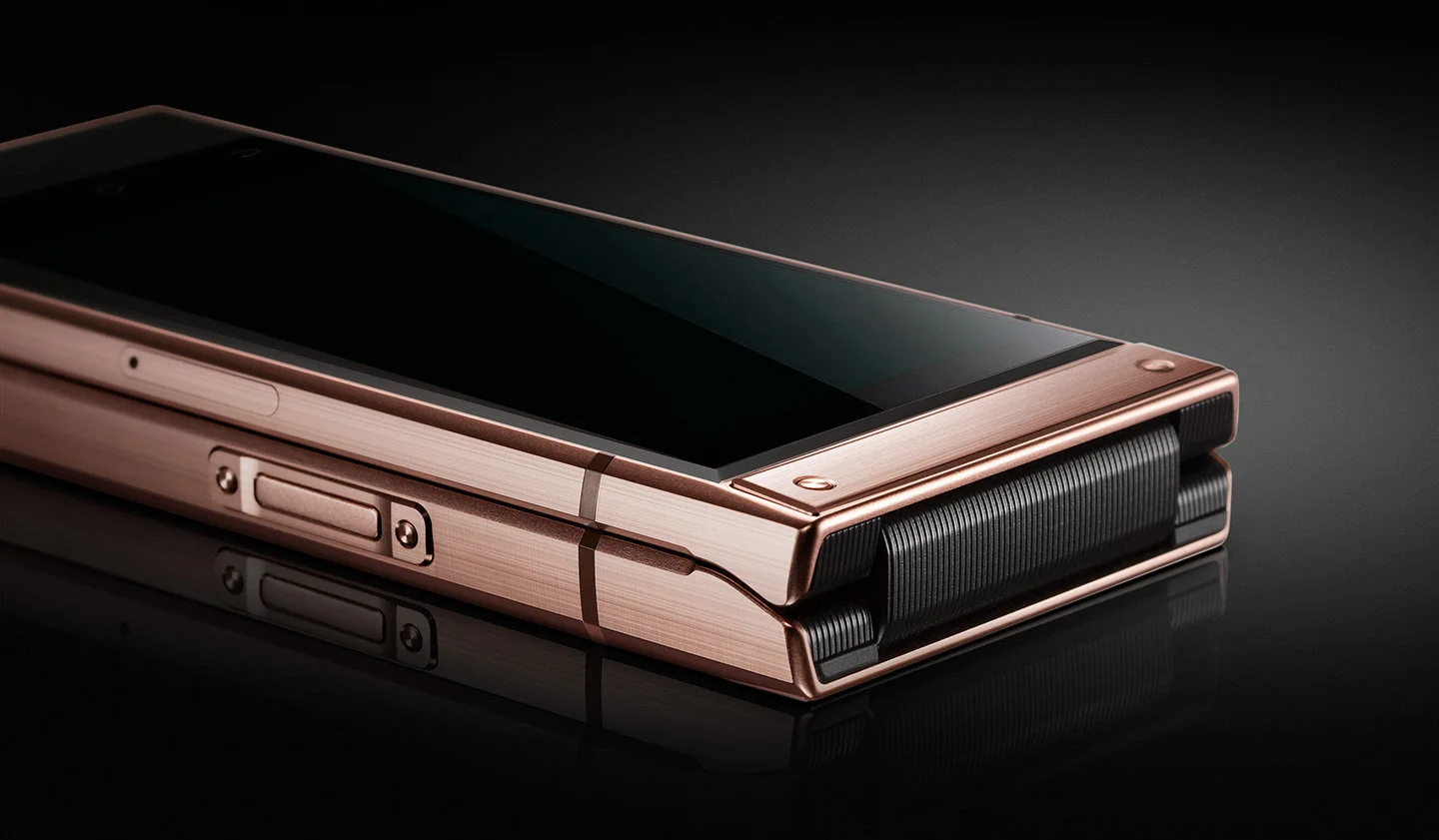 When closed, the W2019 is quite thick at 17.3 mm