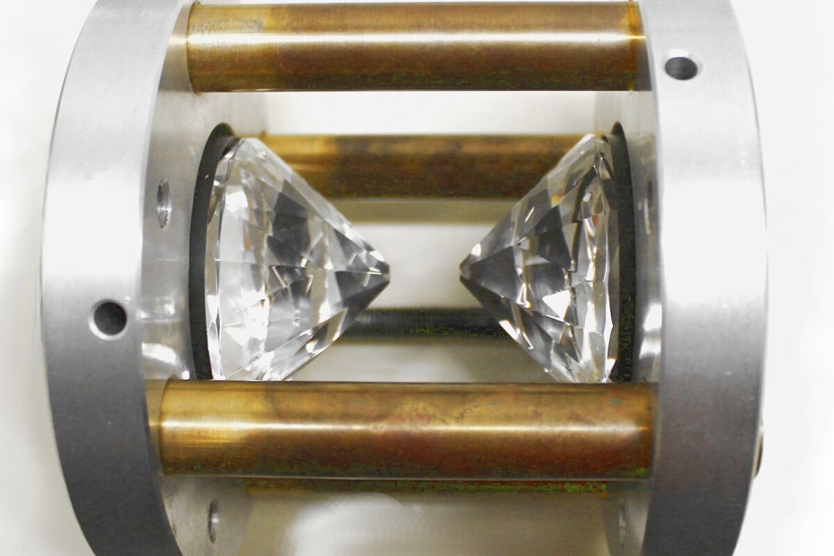The diamond stamp cell that was used to create black nitrogen