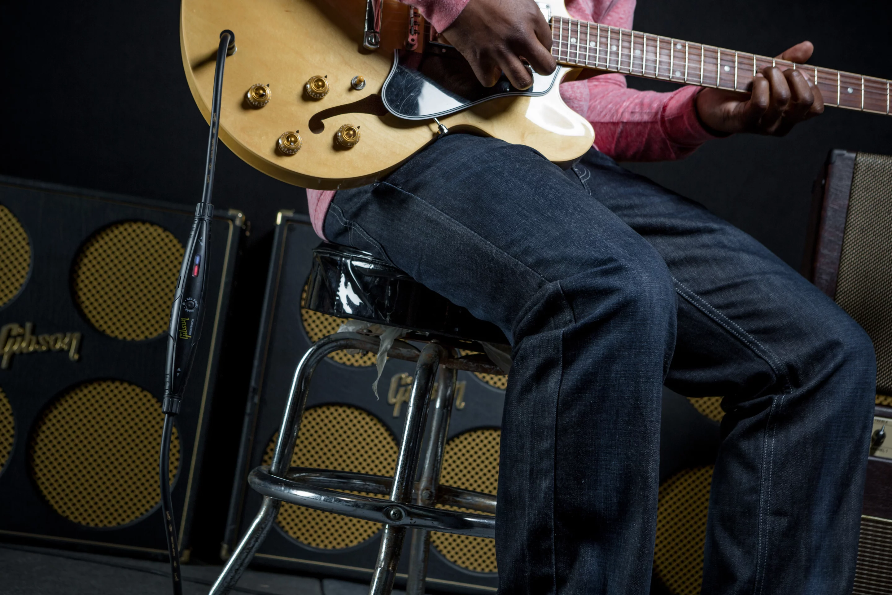 The jack at the other end of the cable doesn't even need to be plugged into an amp for the recorder to work