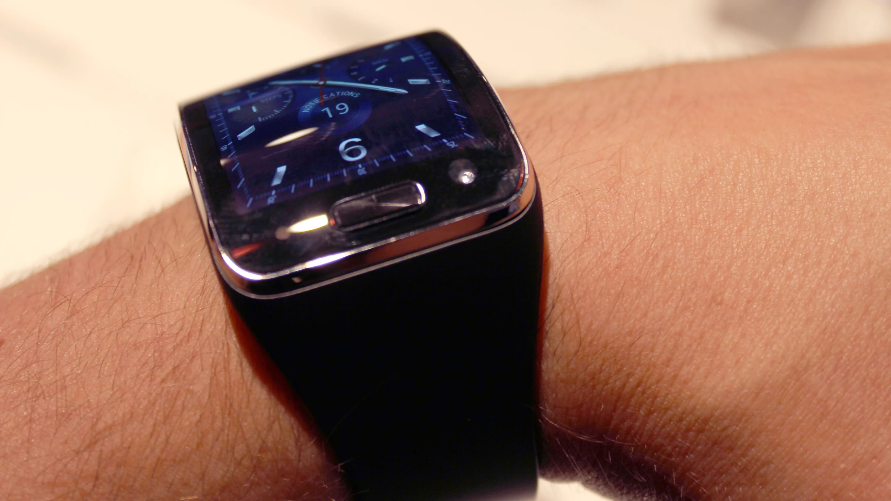 Samsung Gear S (Photo: Will Shanklin/Gizmag.com)