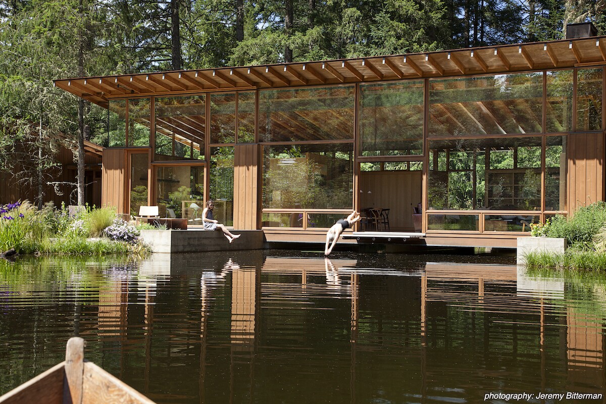 Few homes take their place as well as Newberg Residence, by Cutler Anderson Architects. Situated in Newberg, Oregon, it takes the form of a bridge over a large pond