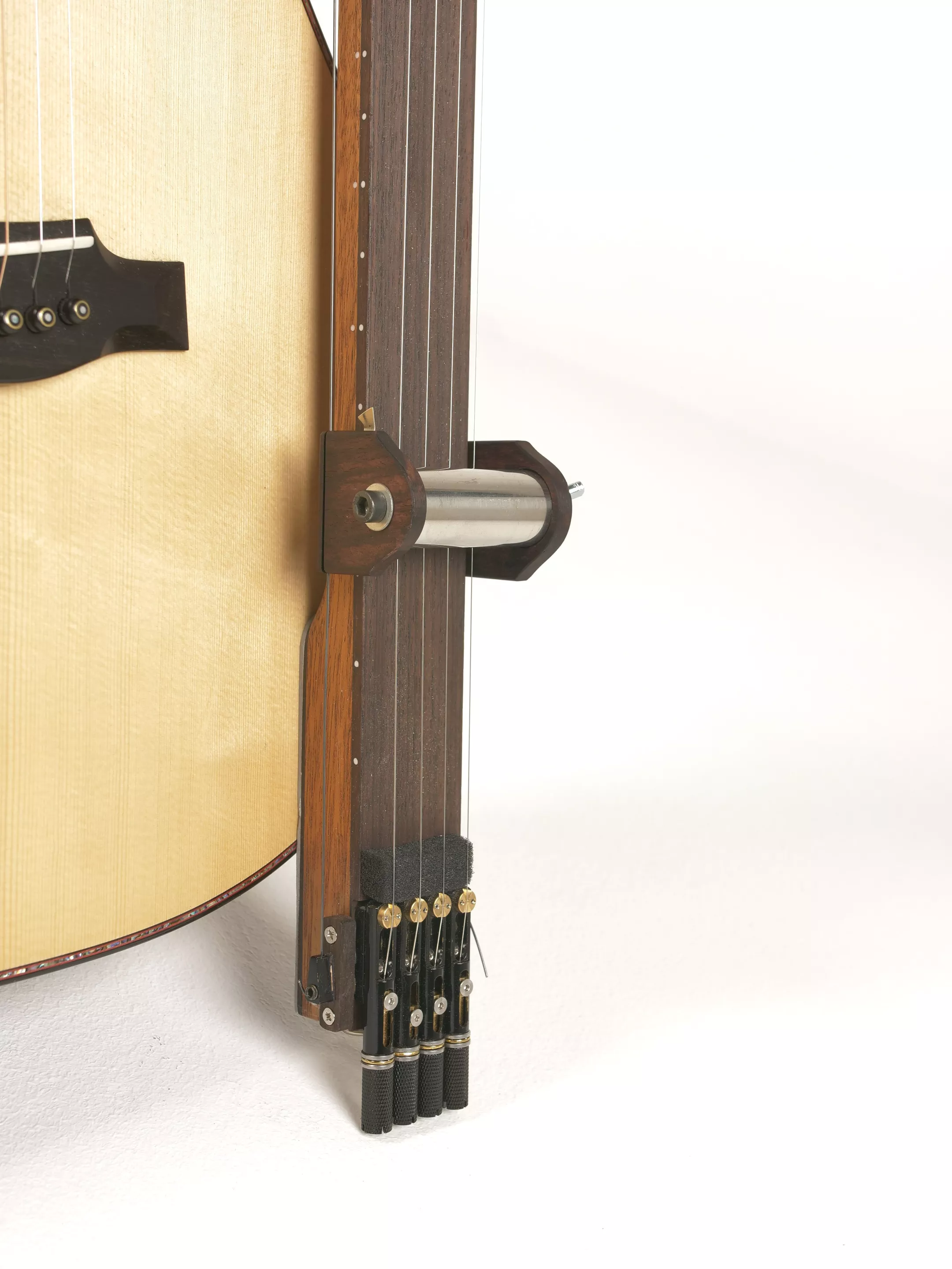 The Reversed Slide Neck rocks four strings, a headless tuning mechanism and a slide mount that runs on tensioned string rails