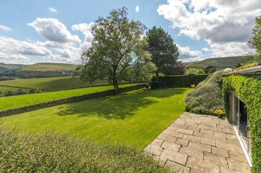 Located on a well-placed plot near Sheffield, Manchester, and Leeds in northern England measuring just under an acre (0.4 hectare), the home is part-buried into a hill