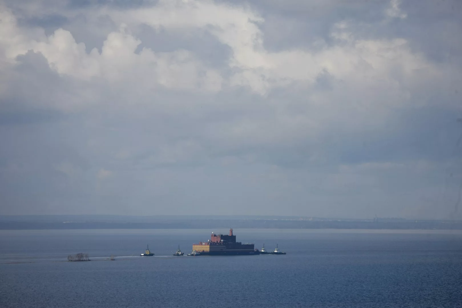 The “Akademik Lomonosov” leaves St. Petersburg under tow